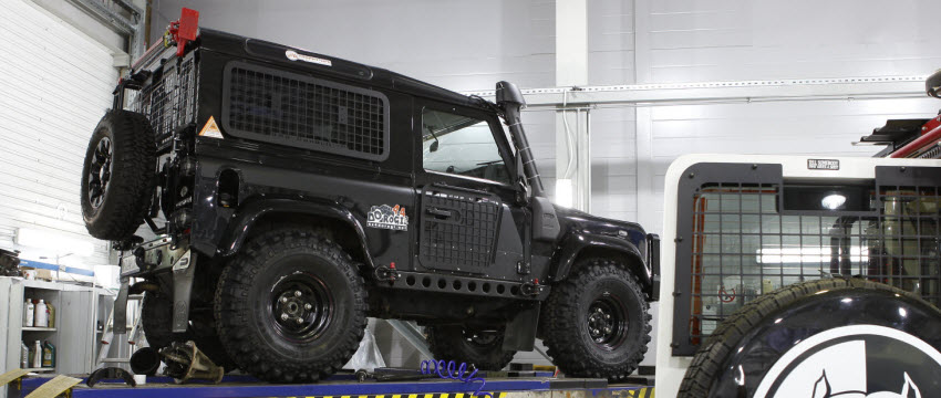 land Rover Defender 90 off road 